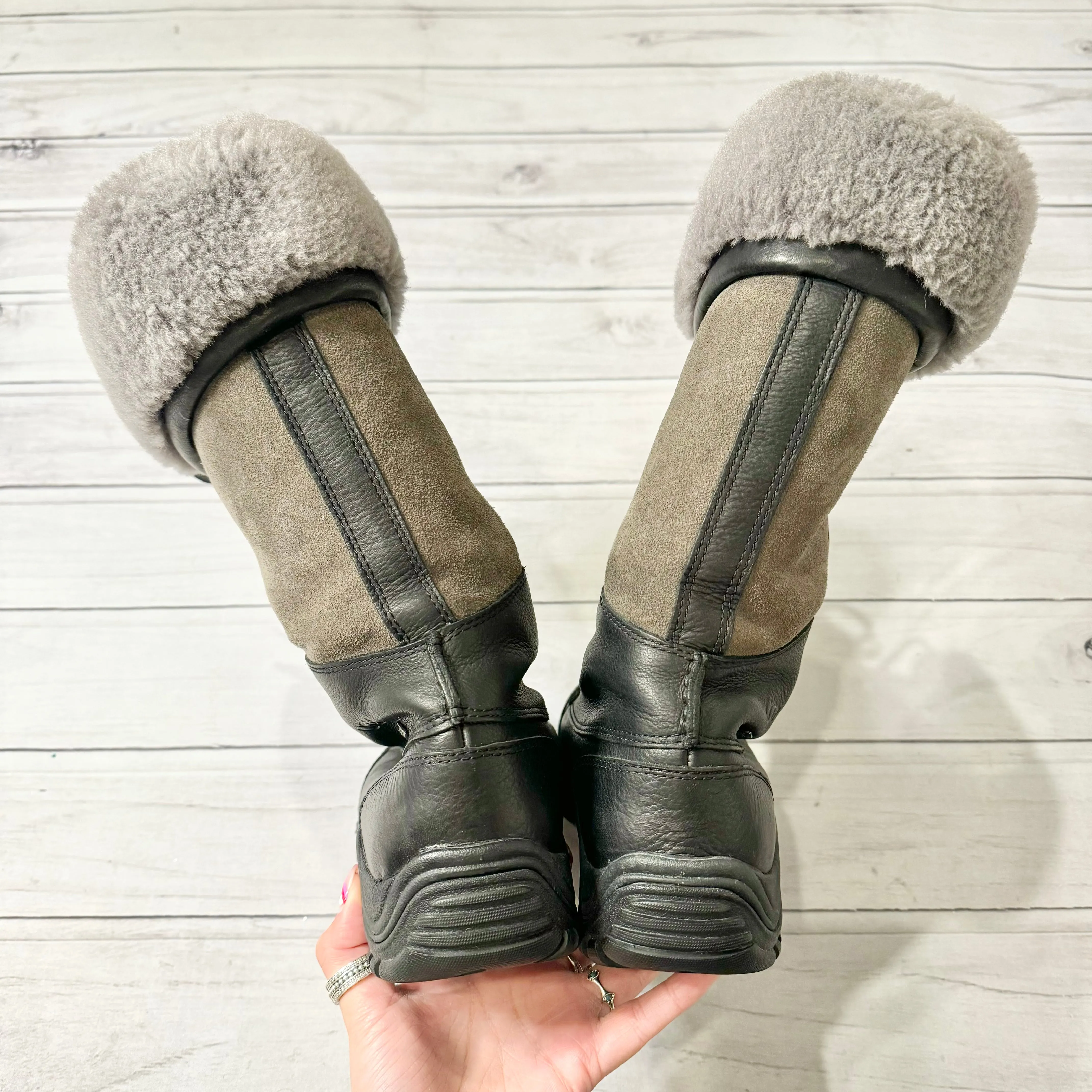 Boots Snow By Ugg  Size: 7