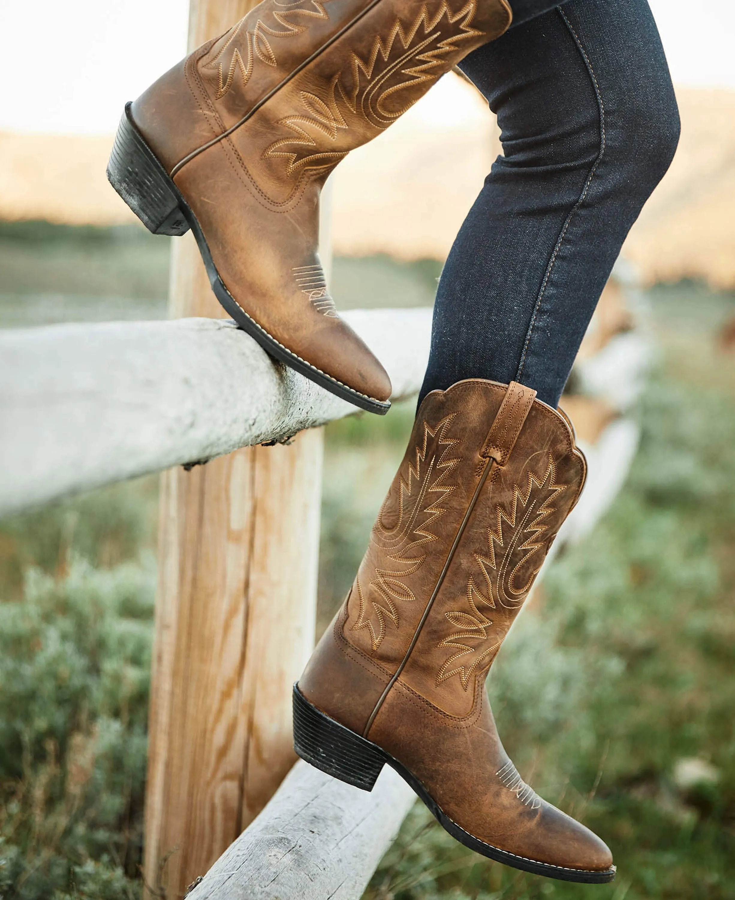 Heritage R Toe Western Boots - Distressed Brown